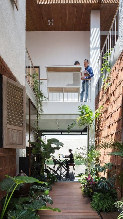 Tidak semua rumah memiliki atau menyukai AC sebagai pendingin ruangan. Desain rumah biofilik ini mungkin bisa menjadi solusi. Yuk, simak penjelasan lengkapnya!