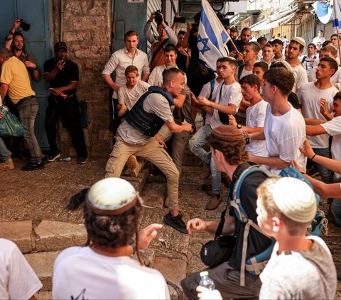 FOTO: Aksi Barbar Warga Israel Keroyok Jurnalis Palestina Saat Pawai Hari Yerusalem