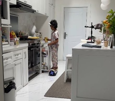 Sibling Teamwork Cleaning the House Using Hoverboard, Super Fun!