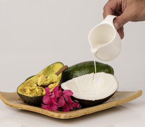 High Protein and Lauric Acid, Coconut Milk Turns Out to be Able to Take Care of Hair