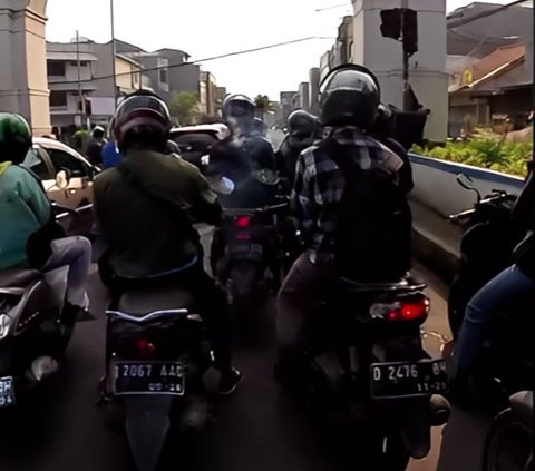 Aturan Sebenarnya Bagaimana Ketika Polisi Menegur Pemotor yang Ngevape di Jalan?