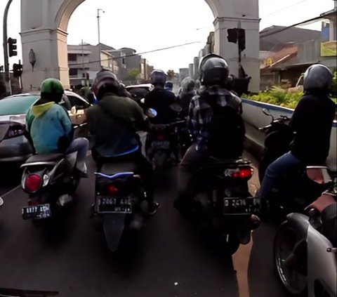 Aturan Sebenarnya Bagaimana Ketika Polisi Menegur Pemotor yang Ngevape di Jalan?