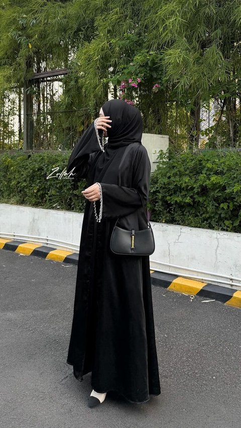 Ide Look One Tone with Hijab Covering the Chest, Stylish and Syar'i Appearance