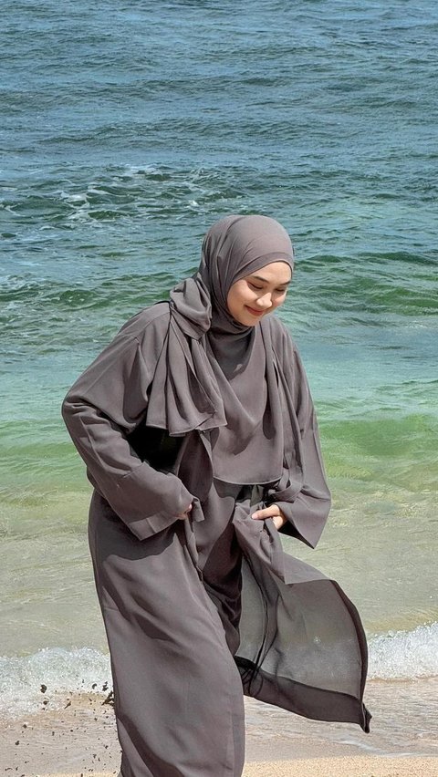 Abaya Light Grey Makes You Look Sweet