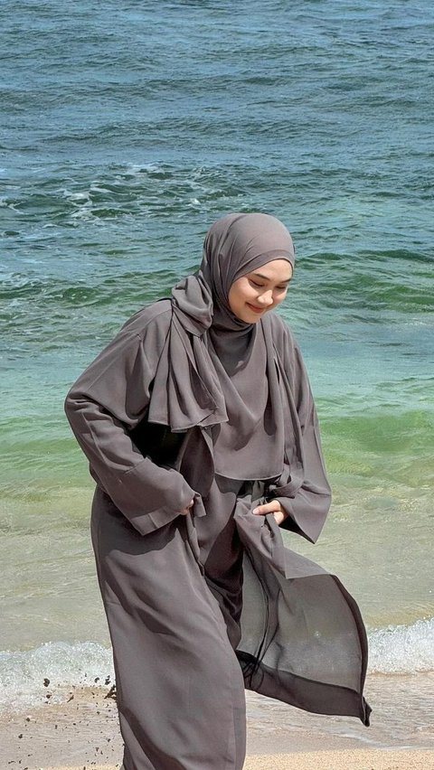 One Tone Look Ideas with Hijab Covering the Chest, Stylish and Sharia-Compliant Appearance