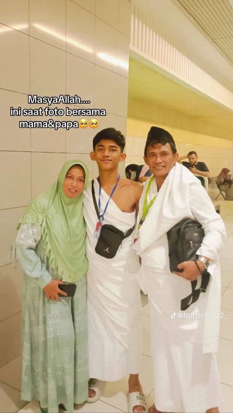 <b>Keajaiban di Tanah Suci, Ayah dan Ibu Ini Bertemu Sosok Mirip Mendiang Anaknya saat Umrah, Foto Bareng sambil Terharu</b><br>