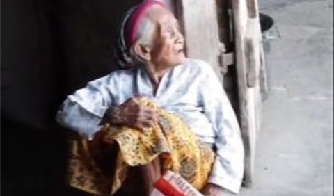 Nenek ini tengah duduk menunggu pabrik penggilingan beroperasi. <br>