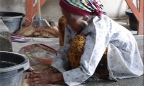 Miris! Nenek 100 Tahun Pungut Beras yang Jatuh di Penggilingan Buat Makan 'Mau Beli Enggak Ada Uang'
