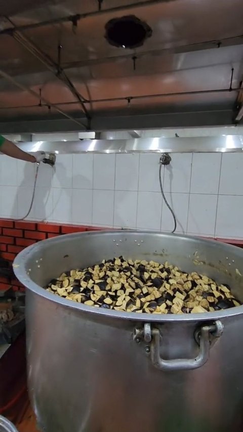 Pria Ini Unggah Proses Memasak Makanan untuk Jemaah Haji Indonesia, Buat 12.000 Pack Sehari