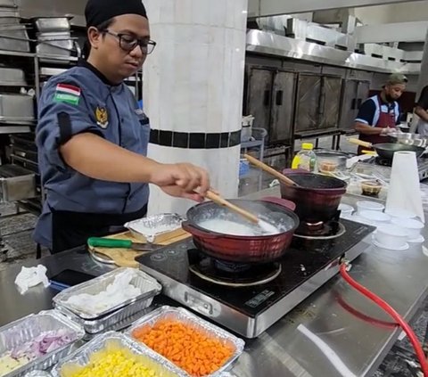 Pria Ini Unggah Proses Memasak Makanan untuk Jemaah Haji Indonesia, Buat 12.000 Pack Sehari