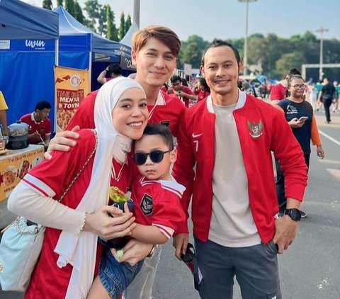 10 Styles of Celebrities Watching National Team at GBK, Nia Ramadhani's Child's Charm is Said to Rival Rafathar