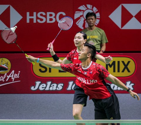 Ganda campuran Indonesia, Dejan Ferdinansyah/Gloria Emanuelle Widjaja bertanding menghadapi wakil Thailand, Dechapol Puaavaranukroh/Sapsiree Taerattanachai dalam perempat final Indonesia Open 2024 di Istora Senayan, Jakarta, Jumat (7/6/2024). Langkah Dejan/Gloria terhenti setelah kalah dari Puaavaranukroh/Taerattanachai. Bola.com/Bagaskara Lazuardi