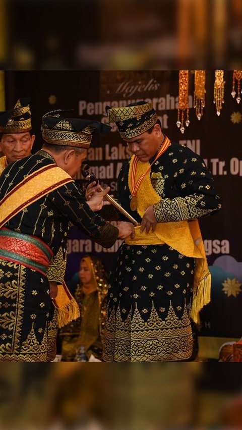 Kasal dan istri lantas mengenakan pakaian adat menandakan resmi menyandang gelar tersebut. 