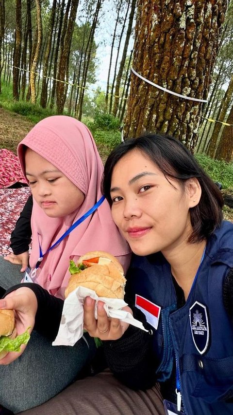 Di acara Charity Glam Camp, Aqia terlihat menghabiskan waktu makan burger bersama Inaz, salah satu peserta, yang memberinya pelajaran tentang kesabaran dan kasih sayang yang sederhana.<br>