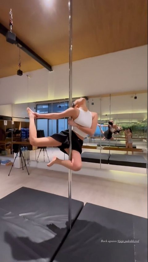 10 Photos of Azizah Salsha Practicing Pole Dance, Her Body is Super Flexible