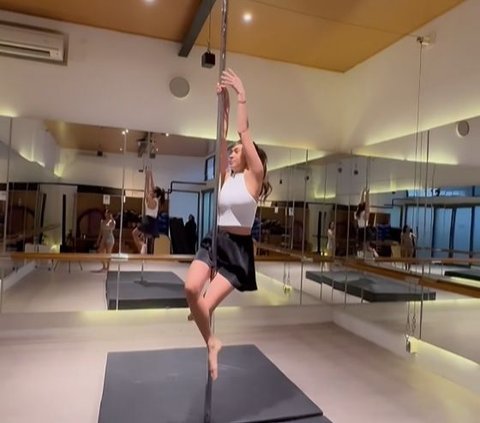10 Photos of Azizah Salsha Practicing Pole Dance, Her Body is Super Flexible