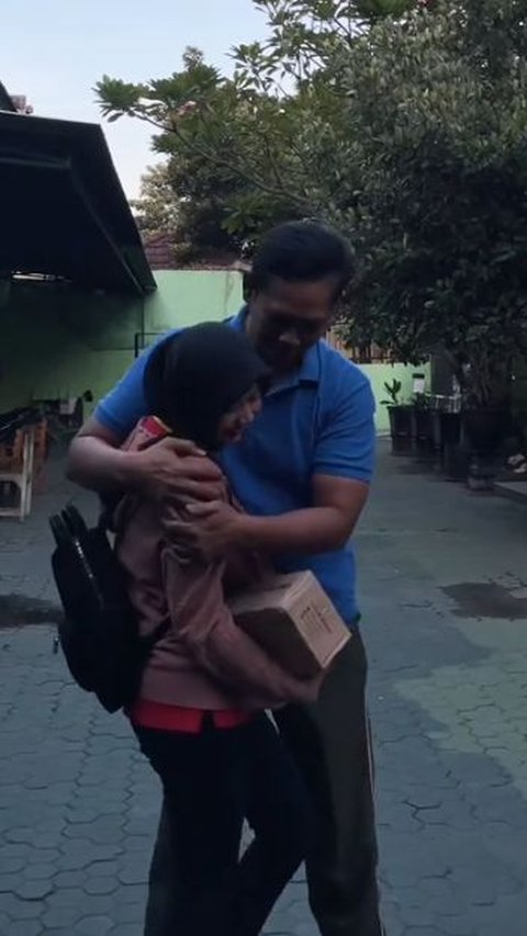 Momen Romantis Ayah TNI dan Putrinya<br>