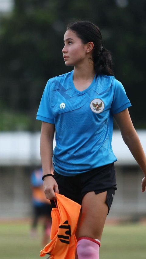 Sabreena diketahui memulai debut kariernya di dunia sepak bola sejak berusia 18 tahun.