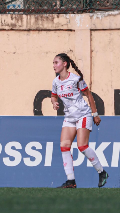 In 2019, she joined Persija Putri club as a defender (bek).