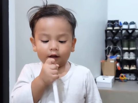 7 Potret Terbaru Anak Indah Permatasari dan Arie Kriting yang Akan Menginjak Usia 2 Tahun, Paras Gantengnya Bikin Pangling