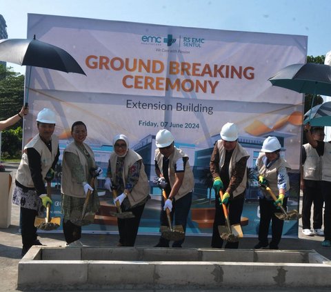 Presiden Direktur EMC Healthcare Jusup Halimi, Wakil Presiden Direktur EMC Healthcare Juniwati Gunawan, M.M, Direktur RS EMC Sentul Kusmiati, beserta jajaran manajemen EMC Healthcare melakukan peletakan batu pertama atau groundbreaking pembangunan gedung baru di Sentul City, Citaringgul, Kabupaten Bogor, Jawa Barat, Jumat (7/6/2024). Foto: Merdeka.com/Imam Buhori