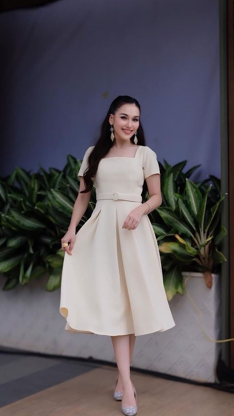 Mengenakan Dress Elegan