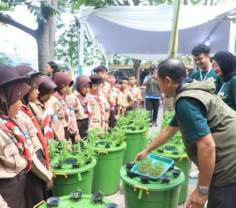 Kegiatan seru berkenaan dengan pengelolaan tumbuhan di Kampung Saungkuriang, Tangerang.