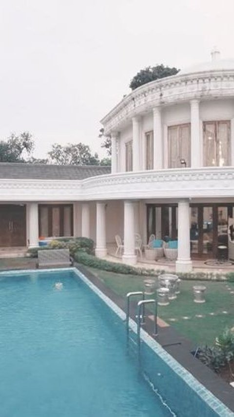 Anang and his family now live in a luxurious house called Istana Cinere.