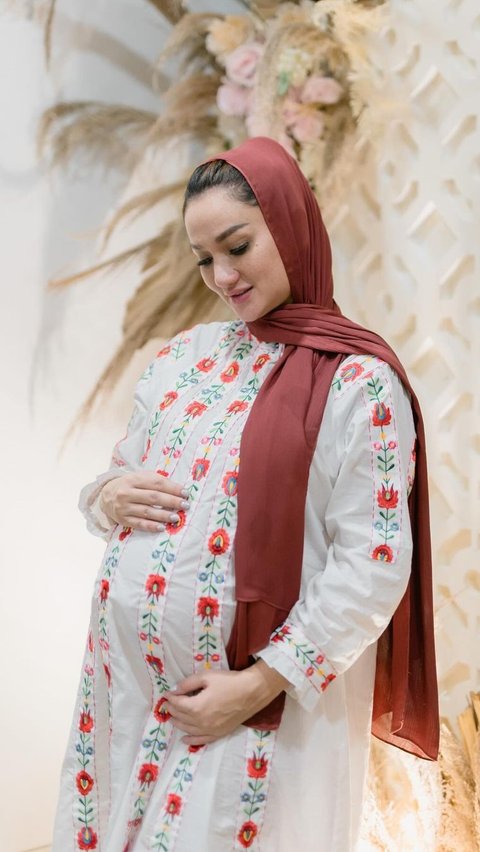 Portrait of 7-Month Pregnancy Celebration of Tengku Dewi Putri, Andrew Andika Not Seen.