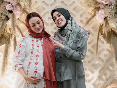 Portrait of Tengku Dewi Putri's 7-Month Pregnancy Thanksgiving, Andrew Andika is Not Visible