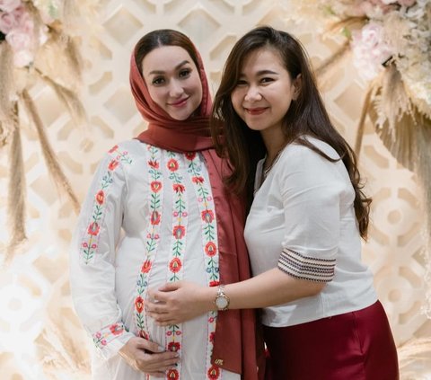 Portrait of Tengku Dewi Putri's 7-Month Pregnancy Thanksgiving, Andrew Andika is Not Visible