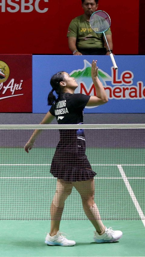 Jorji, sapaan akrab Gregoria, dibuat jatuh bangun dan menyerah dua set langsung dengan skor 8-21, 18-21. Liputan6.com/Herman Zakharia