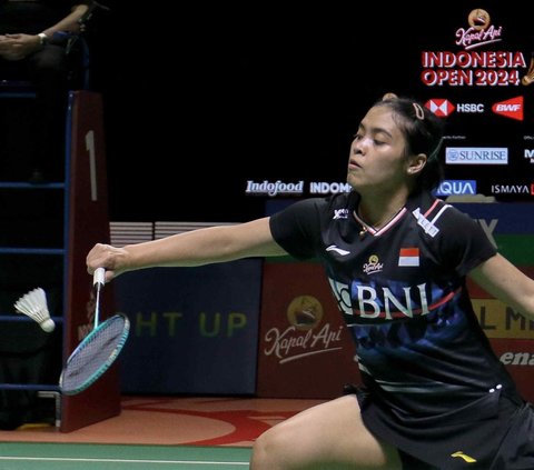 Pebulu tangkis tunggal putri Indonesia, Gregoria Mariska Tunjung bertanding melawan wakil China, Wang Zhi Yi dalam babak perempat final Indonesia Open 2024 di Istora Senayan, Jakarta, Jumat (5/6/2024). Gregoria Mariska tersingkir dari turnamen tersebut setelah menelan kekalahan dari Wang Zhi Yi. Liputan6.com/Herman Zakharia<br>