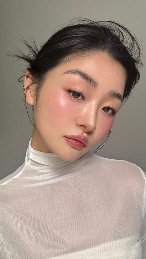 Bagaimana? Sudah tau tips mana yang akan kamu coba di wajahmu? Jika kamu lihat tutorial make up natural, setiap negara juga pasti punya ciri khas tersendiri di tekniknya. Pastikan tutorial yang kamu lihat cocok dengan fitur wajahmu ya! Selamat mencoba!<br>