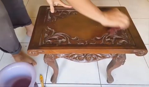 <b>Bersihkan Meja dengan Sabun</b><br>