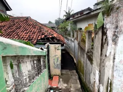 Kontur tanah yang tidak rata membuat  perekam video harus turun ke bawah untuk mengunjungi pemukiman