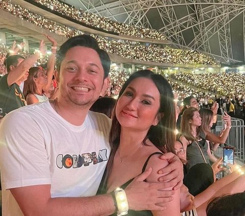 After Filing for Divorce, Tengku Dewi Catches Andrew Andika Spreading Charm with Another Woman