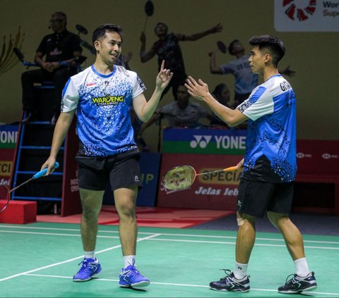 Pasangan ganda putra Indonesia, Sabar Karyaman Gutama/Moh Reza Pahlevi Isfahani bertanding melawan wakil Taiwan, Lee Jhe-Huei/Yang Po-Hsuan pada babak perempat final Indonesia Open 2024 di Istora Senayan, Jakarta, Jumat (7/6/2024). Sabar/Reza sukses mengamankan tiket semifinal Indonesia Open 2024 setelah mengalahkan Lee Jhe-Huei/Yang Po-Hsuan. Bola.com/Bagaskara Lazuardi