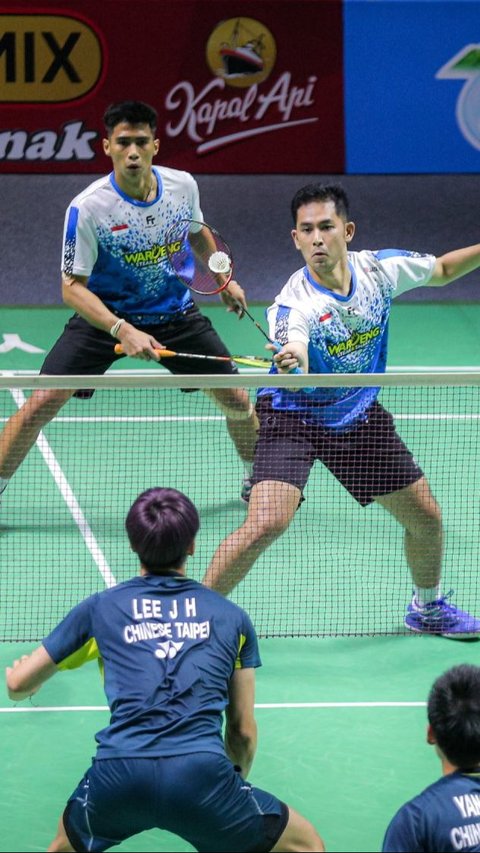 Sabar/Reza menang dalam duel rubber game dengan skor 21-17, 14-21 dan 21-16. Bola.com/Bagaskara Lazuardi