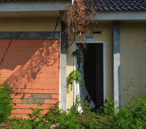 FOTO: Suramnya Rumah Subsidi Jokowi yang Terbengkalai di Cikarang, Bangunan Rusak dan Dipenuhi Semak Belukar