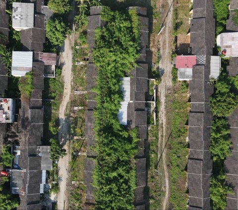 FOTO: Suramnya Rumah Subsidi Jokowi yang Terbengkalai di Cikarang, Bangunan Rusak dan Dipenuhi Semak Belukar