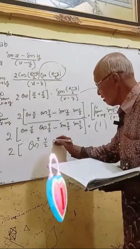 The story of Mbah Melan, a retired Mathematics teacher who is now teaching on TikTok, Many Netizens express their gratitude.