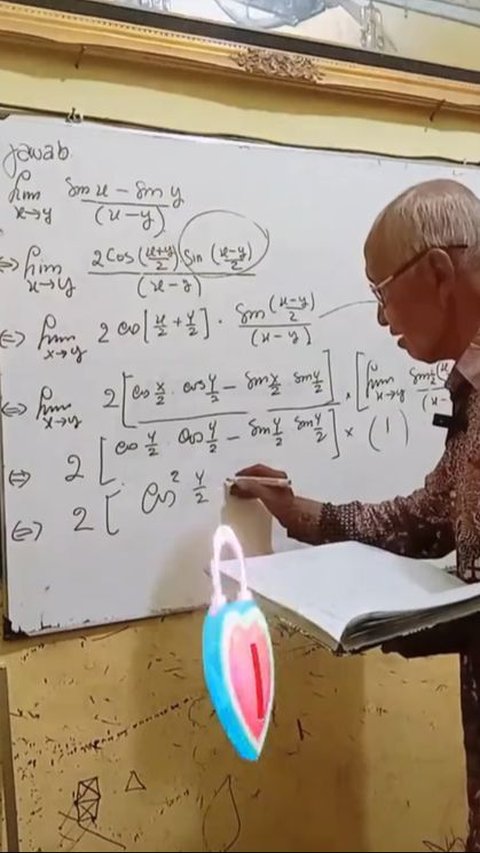 The Story of Mbah Melan, a Retired Mathematics Teacher Now Teaching on TikTok, Many Netizens Express Their Gratitude