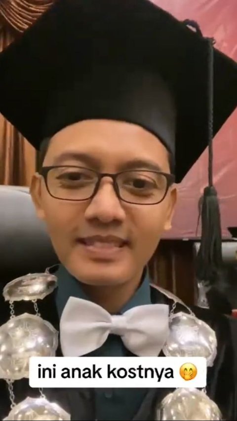 Funny Moment of the Landlord Celebrating His Tenant's Graduation, Netizens: Once Approved, Free Rent for Life