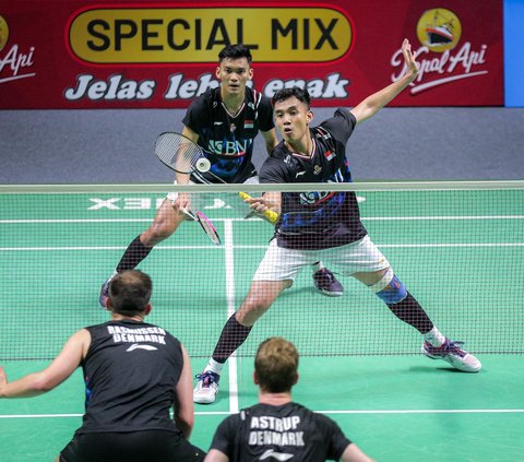 Pebulu tangkis ganda putra Indonesia, Bagas Maulana/Muhammad Shohibul Fikri setelah bertanding melawan wakil Denmark, Kim Astrup/Anders Skaarup Rasmussen pada perempat final Indonesia Open 2024 di Istora Senayan, Jakarta, Jumat (7/6/2024). Bagas/Fikri secara dramatis ditumbangkan pasangan Denmark. Bola.com/Bagaskara Lazuardi