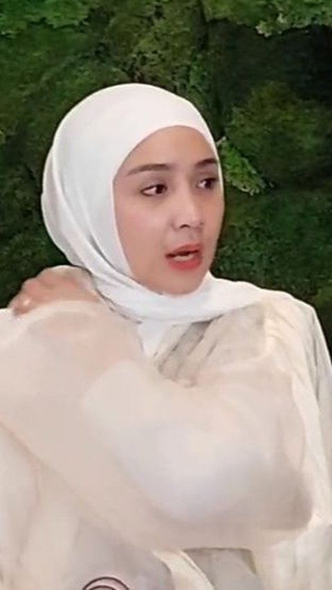Cantik Berhijab Bikin Pangling, Potret Nagita Slavina di Acara Syukuran Sebelum Berangkat Haji<br>
