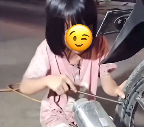 Viral! While at a young age sleeping soundly at home, this little girl works hard as a tire repairman on the outskirts of the capital city.