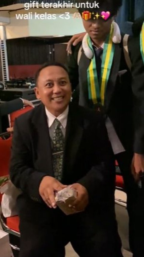 Kumpulan Murid Ini Iuran Beri Hadiah HP ke Guru Wali Kelas saat Wisuda, Momen Manisnya Jadi Sorotan