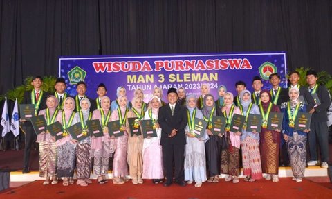 Kumpulan Murid Ini Iuran Beri Hadiah HP ke Guru Wali Kelas saat Wisuda, Momen Manisnya Jadi Sorotan