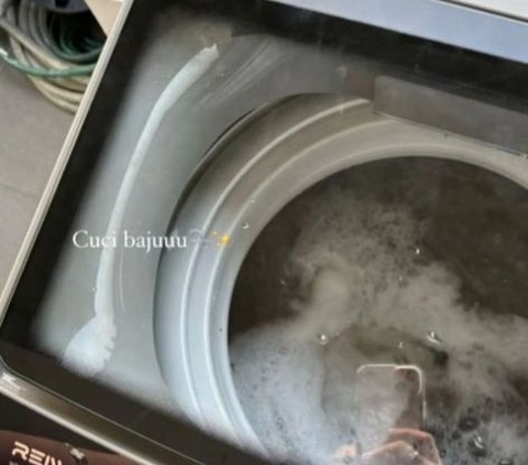 Showcasing Washing Clothes Herself, Azizah Salsha Receives Criticism